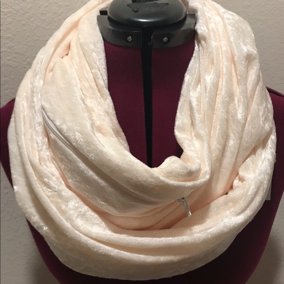 Handmade Infinity Scarf with a pocket - Picture 5 of 5